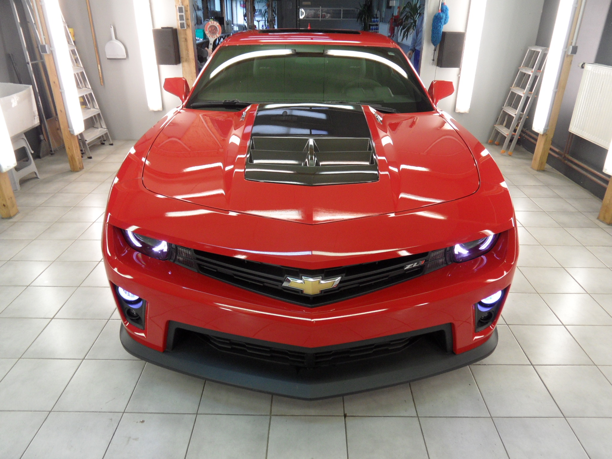 Roter Chevrolet Camaro nach der Politur